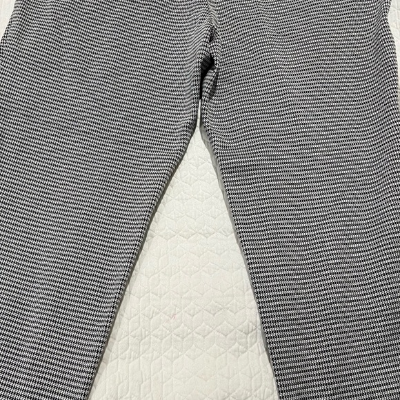 Theory Houndstooth cropped B&W NWT size ten cropped pants. - Picture 8 of 15